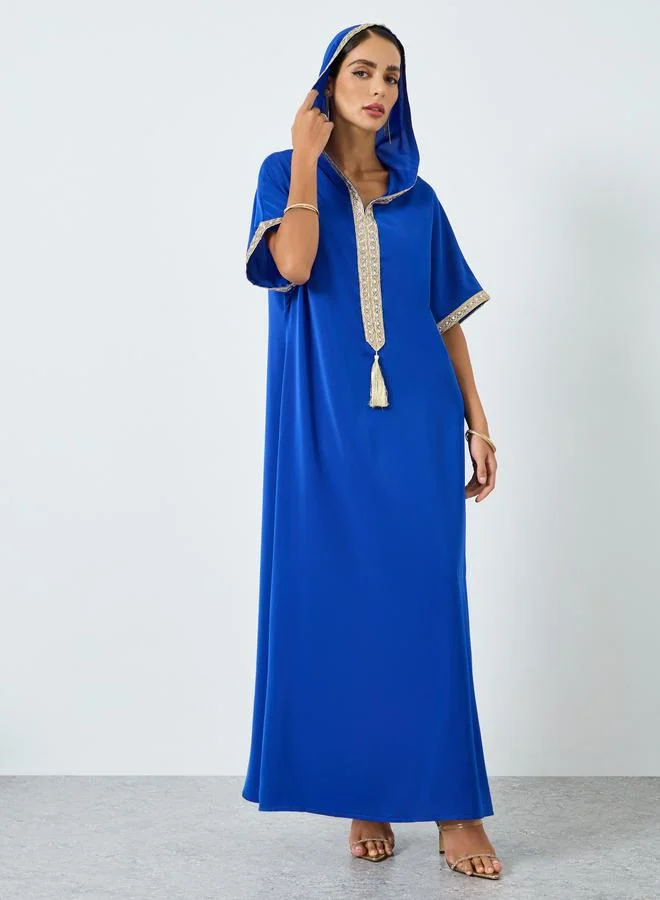 تايك تو جلابية بياقة سبعة وأكمام قصيرة وتفاصيل ذهبية